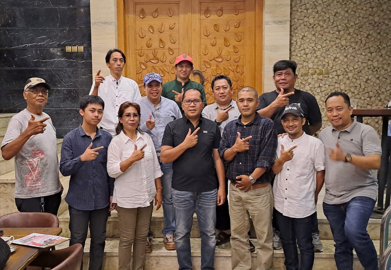 Cagub Sulsel, Danny Pomanto bersama para relawan. 