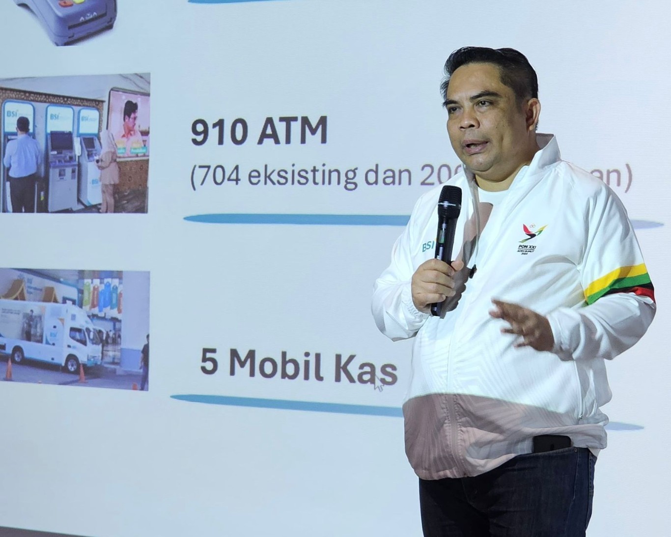 Direktur Sales & Distribution BSI Anton Sukarna saat memaparkan dukungan dan peran BSI untuk gelaran PON XXI 2024 pada konferensi pers di Landmark BSI Aceh, Banda Aceh, Minggu sore (8/9/2024).