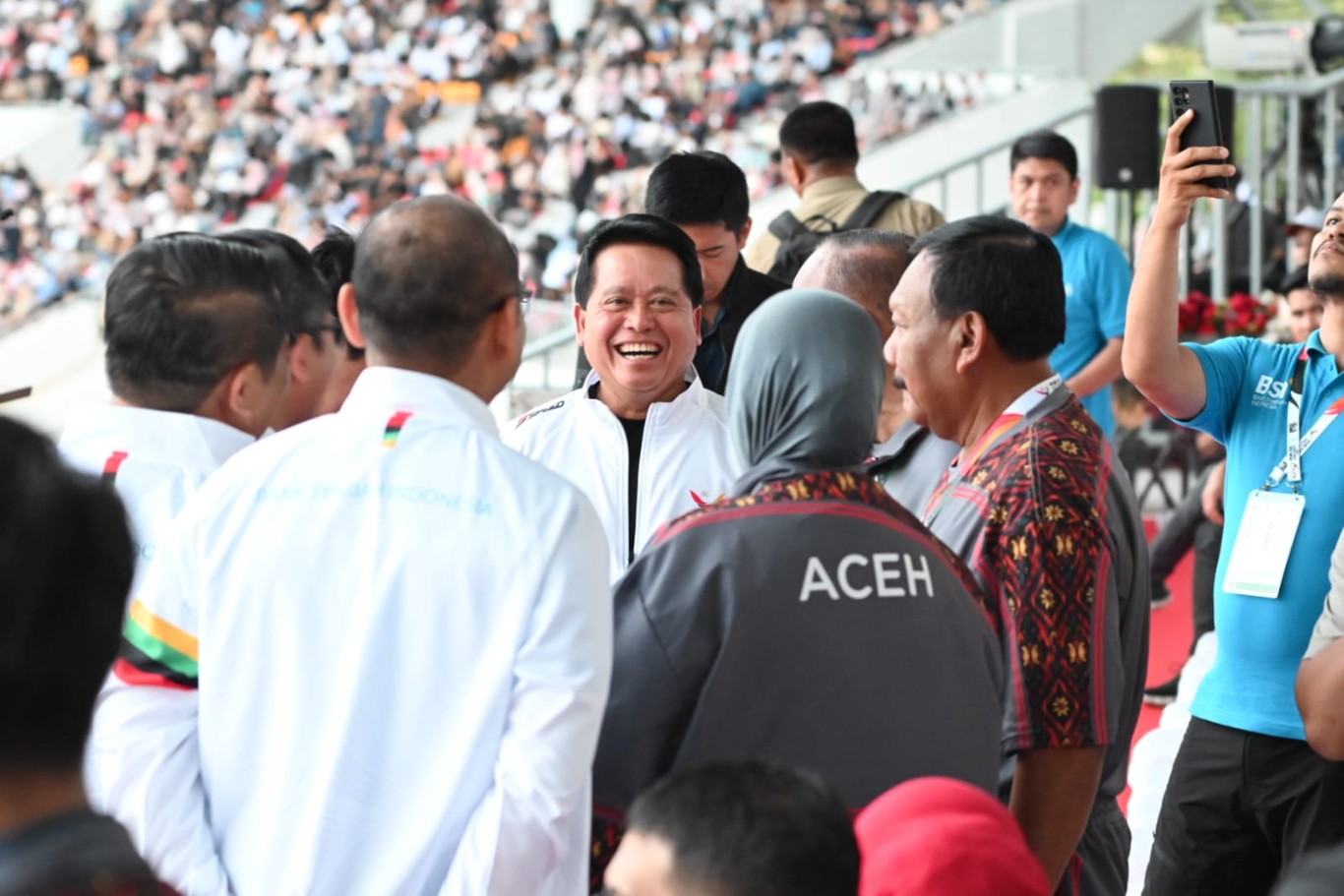 Direktur Utama BSI Hery Gunardi (tengah) berbincang dengan jajaran Direksi BSI dan stakeholder saat menghadiri Upacara Pembukaan PON Aceh - Sumut XXI 2024 yang dibuka oleh Presiden Republik Indonesia Joko Widodo di Stadion Harapan Bangsa, Banda Aceh, Senin (9/9/2024).
