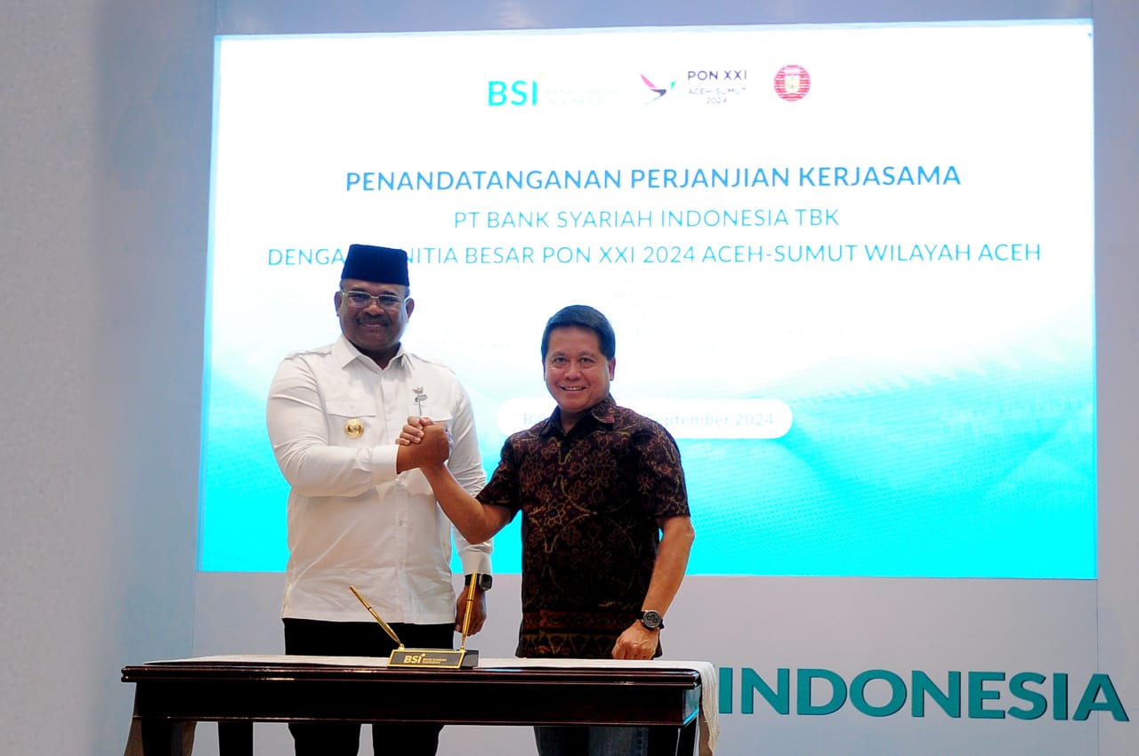 Direktur Utama BSI Hery Gunardi (kanan) berjabat tangan dengan (Pj) Gubernur Aceh Safrizal ZA pada seremoni penandatangan kerjasama antara BSI dengan PB PON XXI 2024 Aceh Sumut Wilayah Aceh yang berlangsung di  Gedung Landmark BSI Aceh, Selasa (10/9/2024).