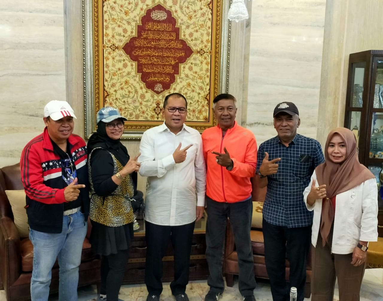 Relawan mantan Prof NA menemui calon Gubernur Sulsel, Danny Pomanto di rumahnya di Jalan Amirullah, Makassar.