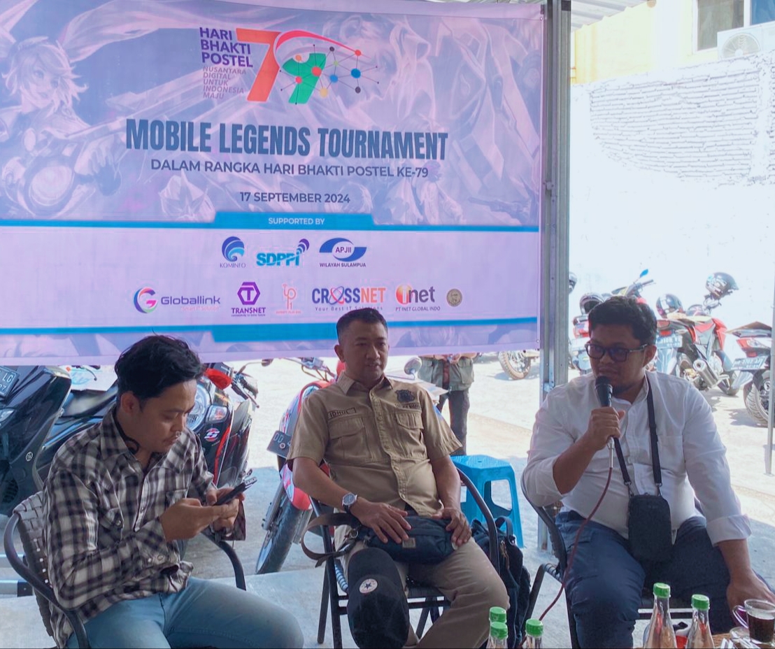 Ketua APJII Sulampua, Abdul Malik (kanan) saat membuka pelaksanaan Mobile Legends Tournamet. 
