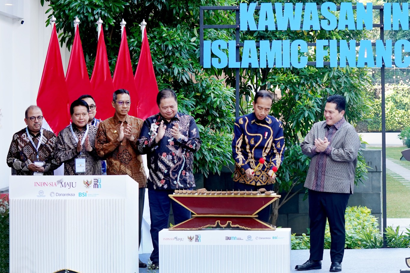 Presiden Republik Indonesia Joko Widodo (kanan kedua) disaksikan Menteri BUMN Erick Thohir (kanan), Menko Perekonomian Airlangga Hartarto (kanan ketiga), Pj Gubernur Jakarta Heru Budi Hartono (tengah) Direktur Utama BSI Hery Gunardi (kiri kedua), Direktur Pembangun Perumahan (PP) Novel Arsyad (kiri), dan Direktur Danareksa Yadi Jaya Ruchandi (kiri ketiga) saat meresmikan Kawasan Indonesia Islamic Financial Center di Menara Danareksa, Selasa pagi (17/9).