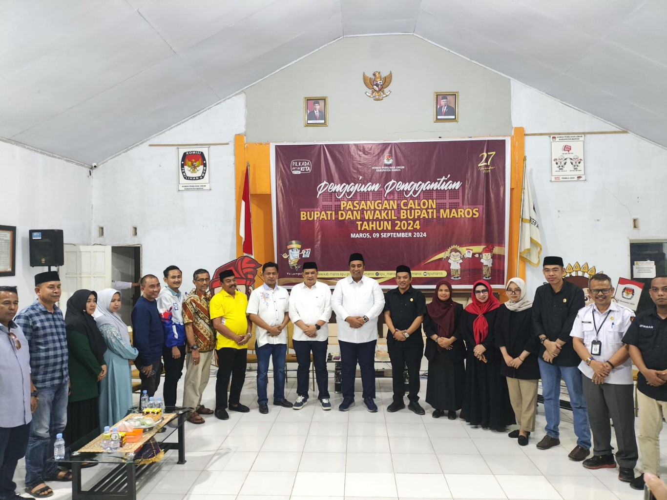 IST
MENDAFTAR--Politisi PAN Chaidir Syam didampingi Kepala Dinas Pekerjaan Umum, Tata Ruang, Perhubungan dan Pertanahan (PUTRPP) Muetazim Mansyur mendaftar di KPU sebagai bakal calon bupati dan wakil bupati Maros 
