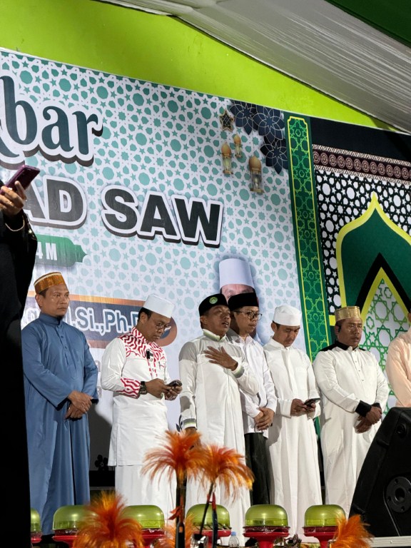 IST
TABLIK AKBAR--Bakal calon bupati Sidrap Syaharuddin Alrif menghadiri kegiatan Tabligh Akbar yang  dirangkaikan Maulid Nabi Besar SAW dengan menghadirkan penceramah kondang, Ustads H. Das'ad Latif lapangan sepakbola di Desa Allakuang, Kecamatan Maritengngae, Senin (9/9)
