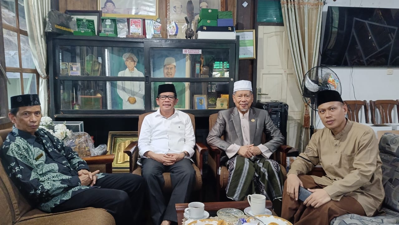IST
TERIMA KUNJUNGAN-- Pimpinan Pondok Pesantren DDI Mangkoso Anregurutta Prof  Dr H Farid Wajdi menerima kunjungan  politisi PKB selaku bakal calon wakil gubernur Sulsel Ashar Arsyad, Rabu (11/9)
