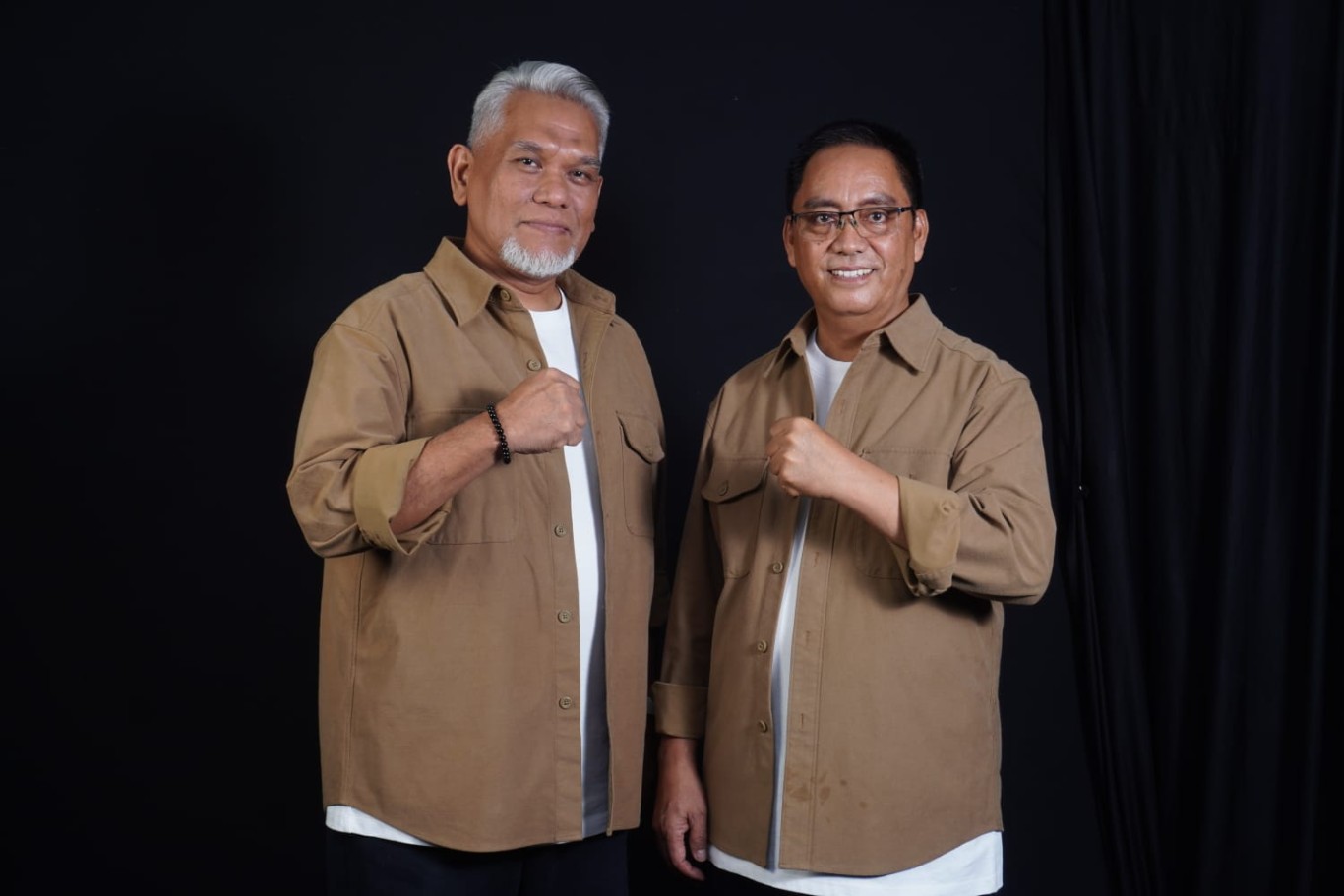 IST
PERKENALKAN KOSTUM--Bakal pasangan calon wali kota dan wakil wali kota Makassar Muhammad Amri Arsyid-Abdul Rahman Bando memperkenalkan kostum yang digunakan dalam Pilwali 
