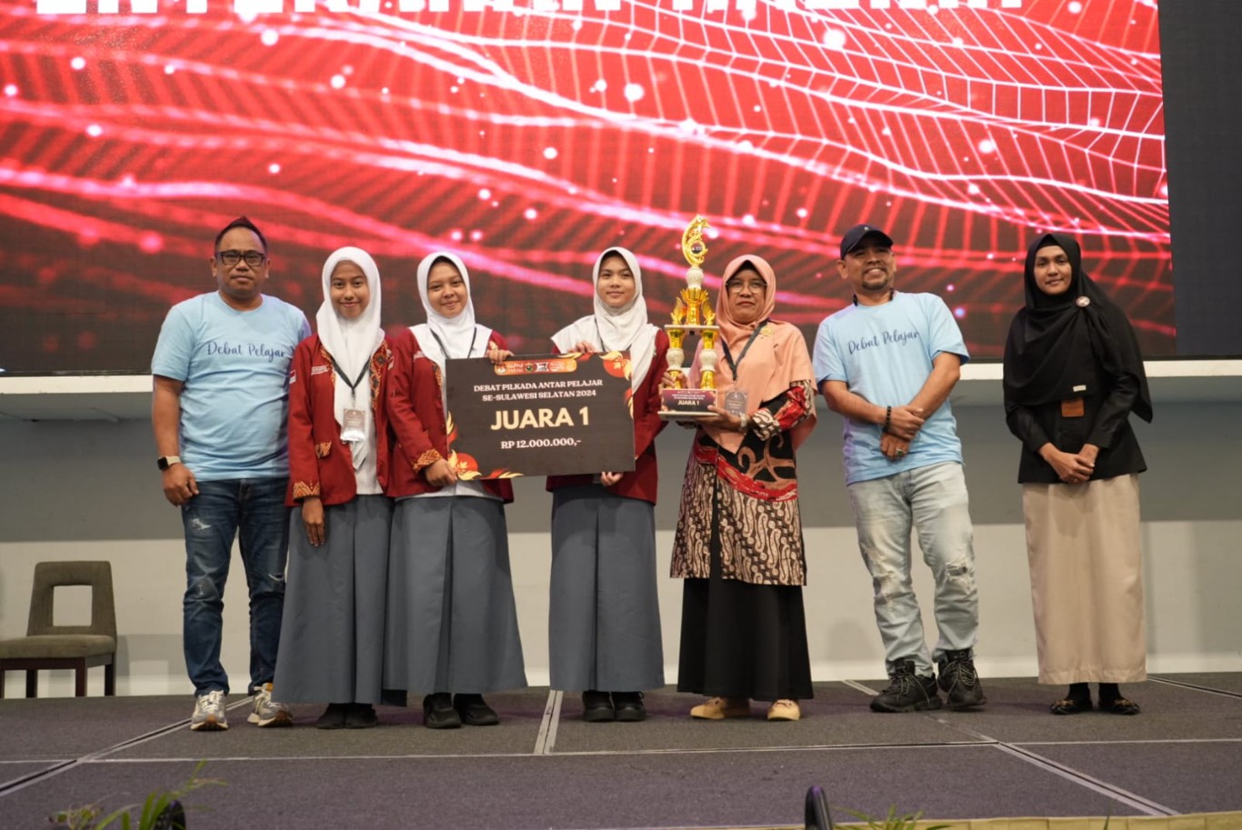 IST
JUARA DEBAT--Divisi Sosialisasi, Pendidikan Pemilih, dan Partisipasi Masyarakat KPU Sulsel menyelenggarakan kegiatan kompetisi debat antar Pelajar Se-Sulawesi Selatan Tahun 2024 bekerja sama dengan Lembaga Dialektika Haluan Kebangsaan Universitas Hasanuddin, Rabu (11/9)
