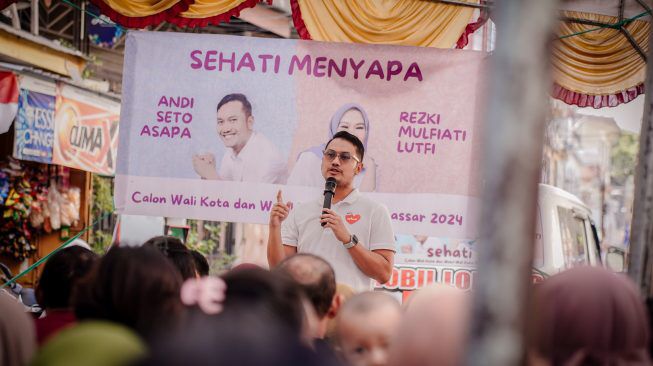 IST
MOTIVASI--Bakal calon wali kota Makassar, Andi Seto Asapa memberikan motivasi kepada warga yang tinggal di Jl. Gunung Lompobattang Pisang Utara, Kecamatan Ujung Pandang, Kamis (12/9)

