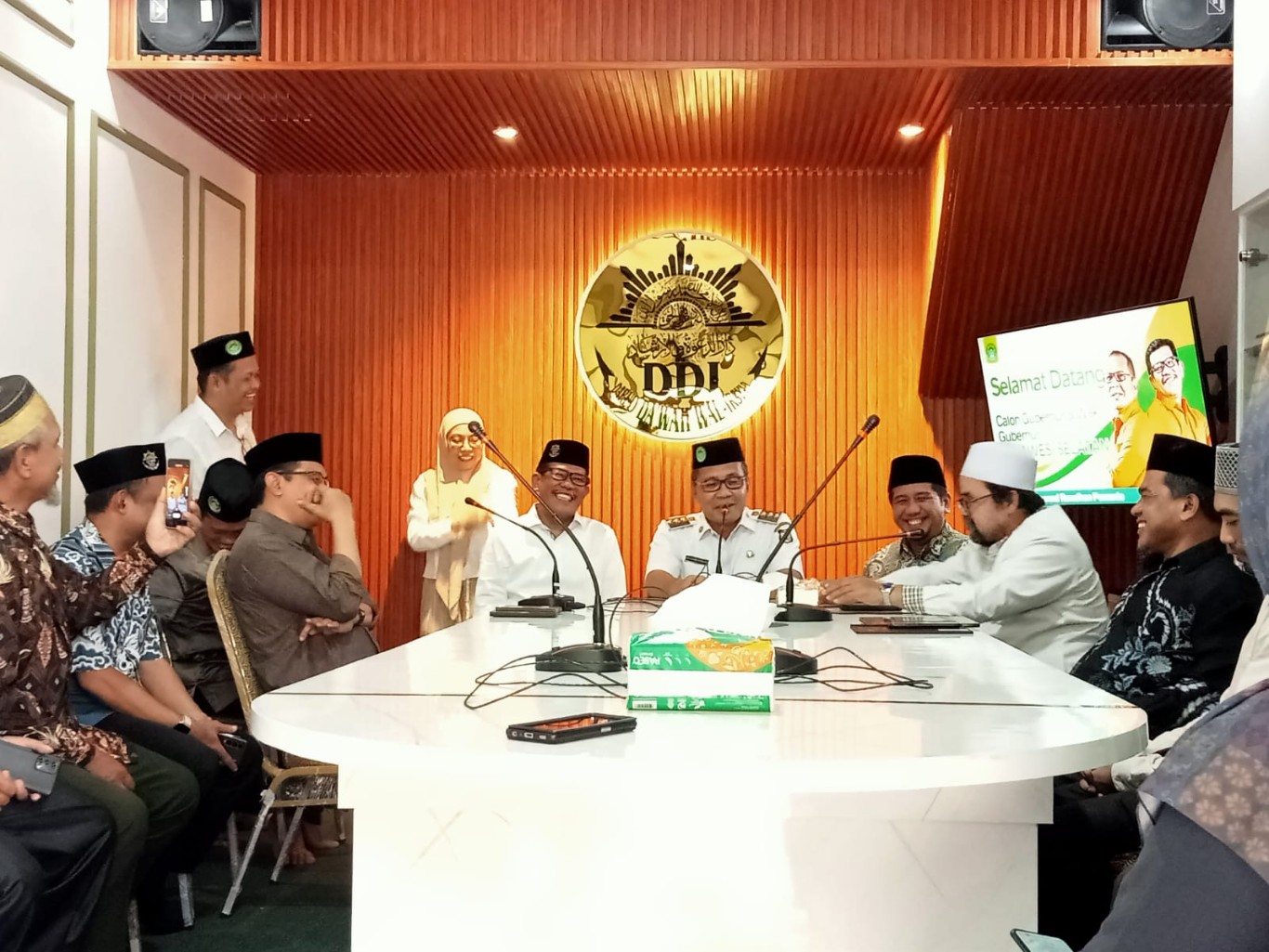 IST
SILATURAHMI--Bakal pasangan calon gubernur dan wakil gubernur Sulsel Mohamad Ramdhan Pomanto-Azhar Arsad melakukan silaturahmi ke kantar PW DDI Sulsel, Rabu (18/9)
