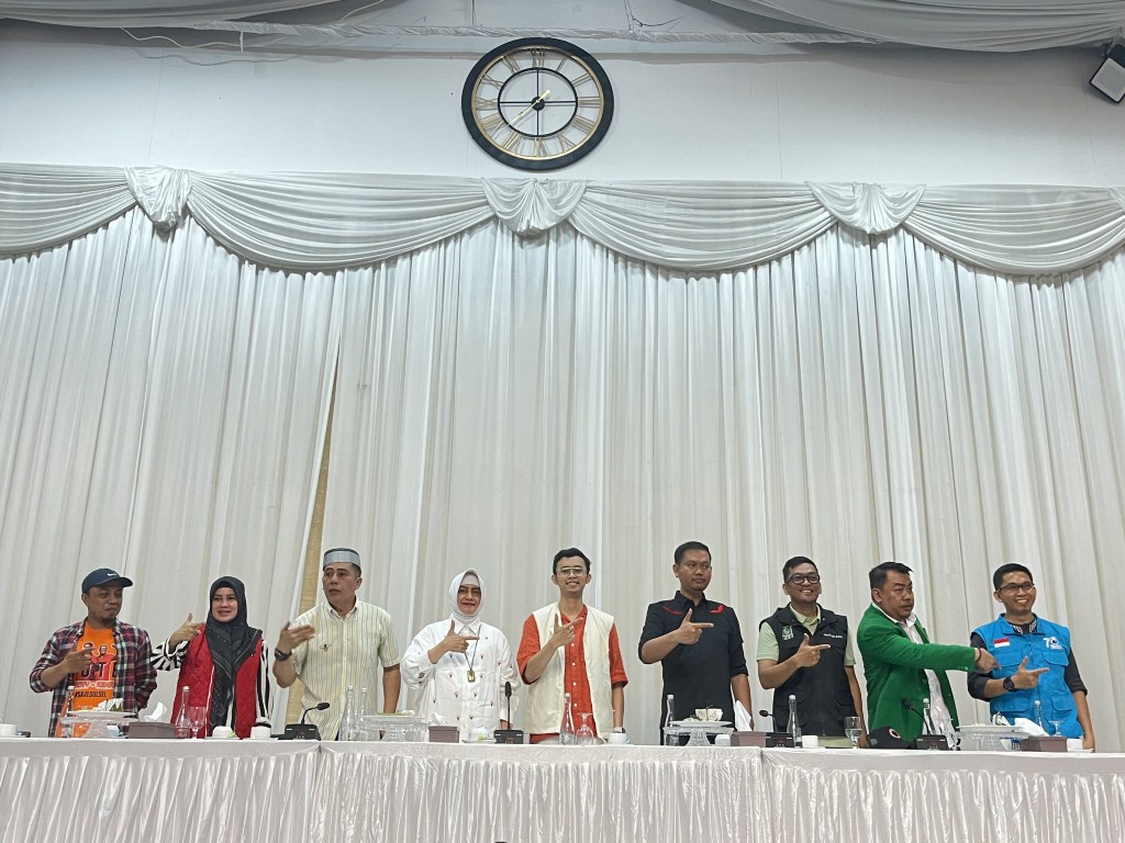 
IST
TIM PEMENANGAN-Bakal calon wali kota dan wakil wali Kota Makassar Indira Yusuf Ismail-Ilham Ari Fauzi bersama tim pemenangannya usai pengumuman komposisi nama-nama di kediaman pribadi Indira, Jalan Amirullah, Rabu (18/9).