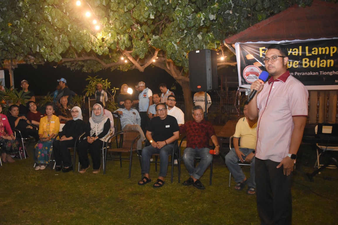 IST
BERI SAMBUTAN--Bakal calon wali kota Makassar Andi Seto Gadhista Asapa memberikan sambutan pada kegiatan festifal lampion kue bulan yang diadakan P2TM di pinggir Pantai Anging Mammiri, Tanjung Bunga Makassar, Selasa (17/9) malam
