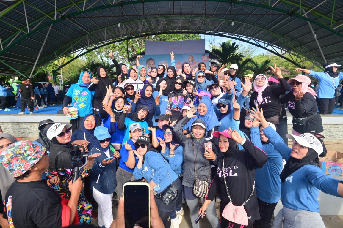 IST
IKUT SENAM--Bakal calon wakil gubernur Sulsel Fatmawati Rusdi mengikuti senam zumba di Lapangan Andi Makkasau, Kota Parepare, Rabu (18/9)
