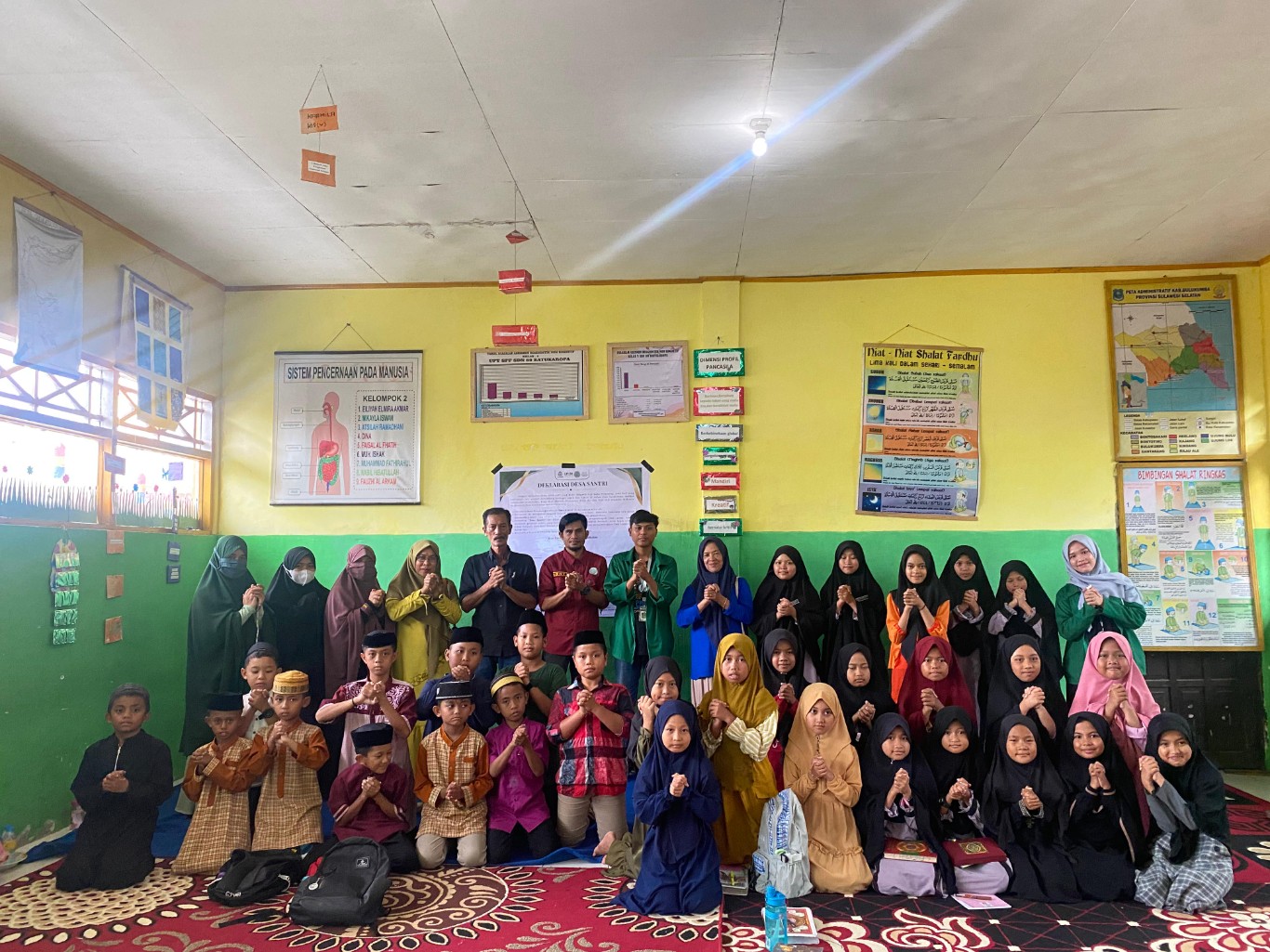 Bangun Desa Berbasis Nilai-Nilai Islami, Mahasiswa KKN di Barukaropa Deklarasi Desa Santri