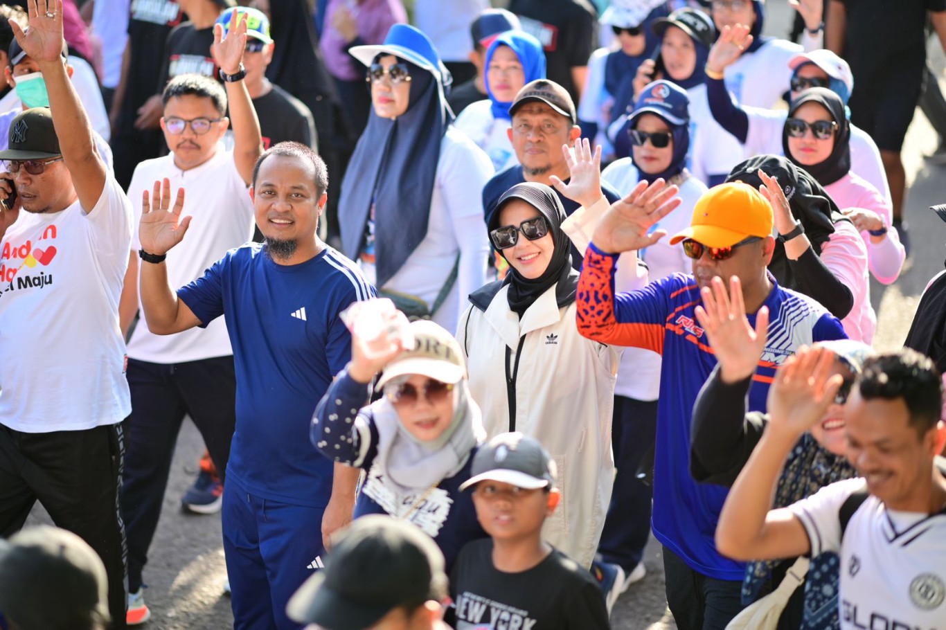 IST JALAN SEHAT--Bacagub Andi Sudirman Sulaiman bersama Fatmawati Rusdi dan Andi Irwan Hamid melepas peserta Jalan Sehat Romantis Anti Mager di Lapangan Bosowa, Pinrang, Minggu (1/9). Selanjutnya ikut jalan bersama peserta.   