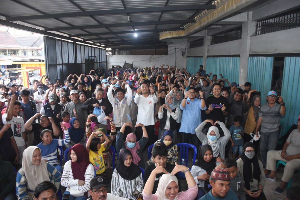 IST
MEMPERKENALKAN--Legislator Nasdem Makassar Ruslan Lallo, memperkenalkan Andi Seto Asapa-Rezki Mulfiati Lutfi sebagai bakal pasangan calon wali kota dan wakil wali kota Makassar, di posko pemenangan Ruslan Lallo, di Jalan Teuku Umar, Kecamatan Tallo, Rabu (18/9)
