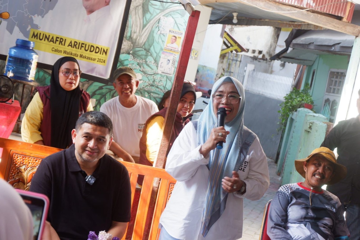 IST
MENGHADIRKAN--Mantan anggota DPRD Kota Makassar dari Partai Perindo, Kartini menghadirkan bakal calon wali kota Makassar Munafri Arifuddin di Kelurahan Kunjungmae, Kecamatan Mariso, Kamis (19/9)