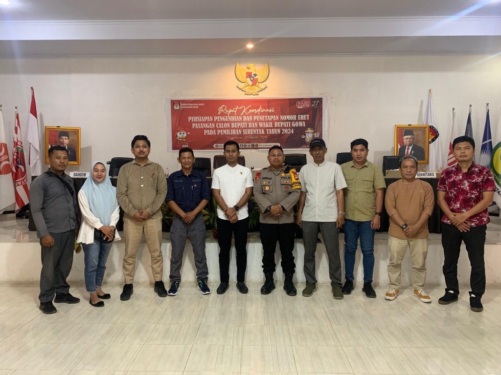 IST
RAKOR--KPU bersama Bawaslu dan jajaran pengamanan dari Polres dan Kodim 1409 serta tim LO paslon usai Rakor persiapan pengundian nomor urut (kanan), Rakor Panwaslu dengan KPU Parepare. 
