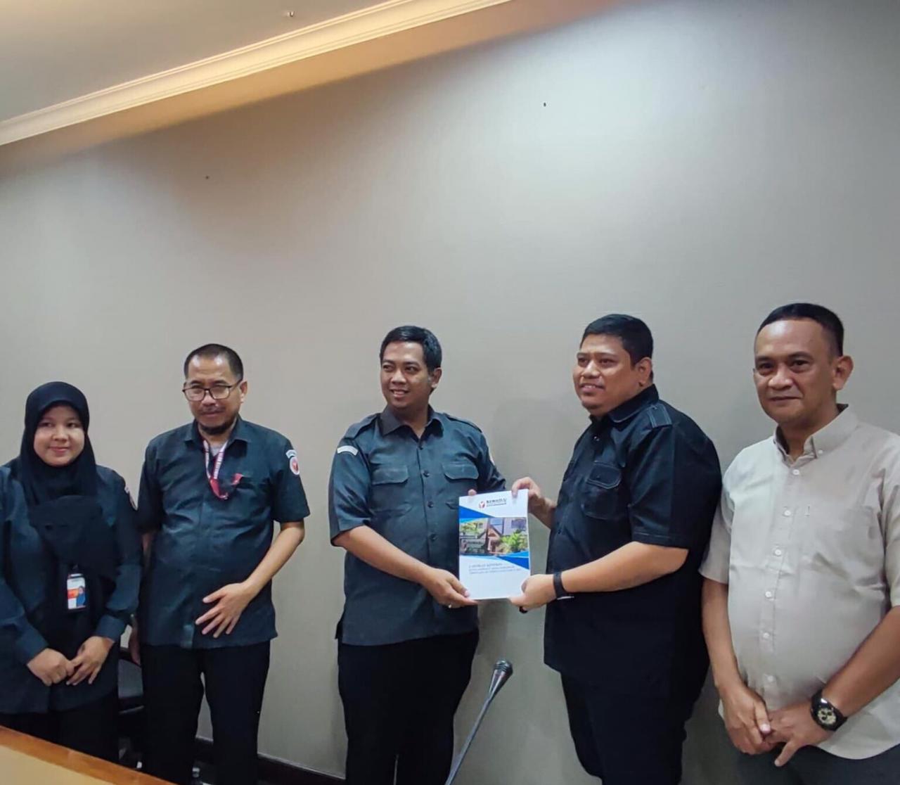 IST
MELAPORKAN--Bawaslu Kota Makassar melaporkan hasil kinerjanya ke Bawaslu RI 
