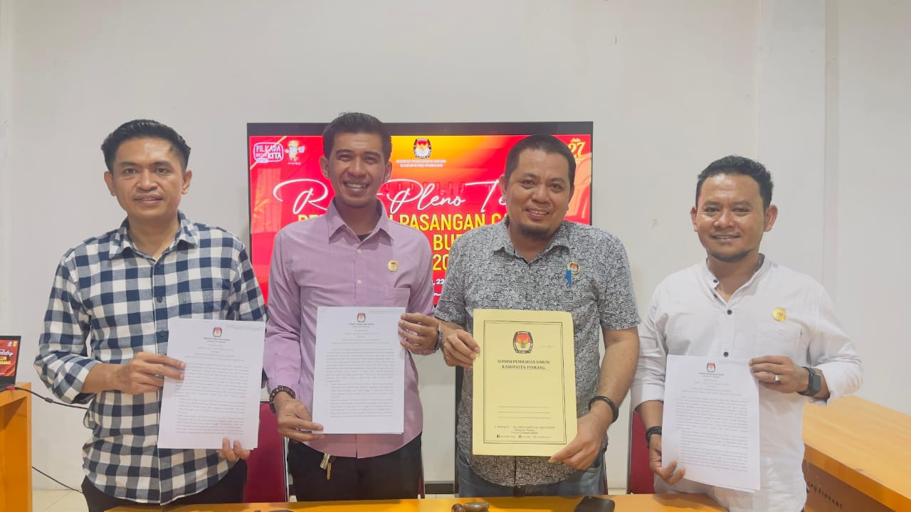 IST
PLENO PENETAPAN--Ketua dan Anggota KPU Sidrap usai menggelar pleno penetapan bakal menjadi pasangan calon bupati dan wakil bupati Sidrap
