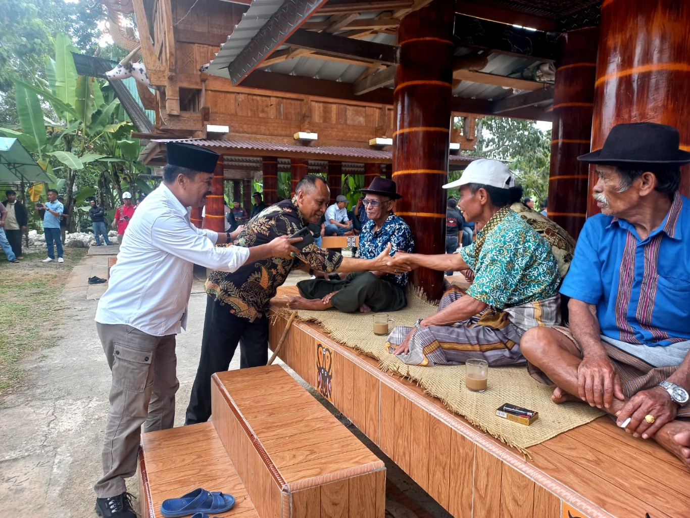 IST
MENYALAMI WARGA--Bakal pasangan calon bupati dan wakil bupati Tana Toraja, Victor Datuan Batara-John Diplomasi menyalami warga usai mendapat dukungan dari Darma Lelepadang 
