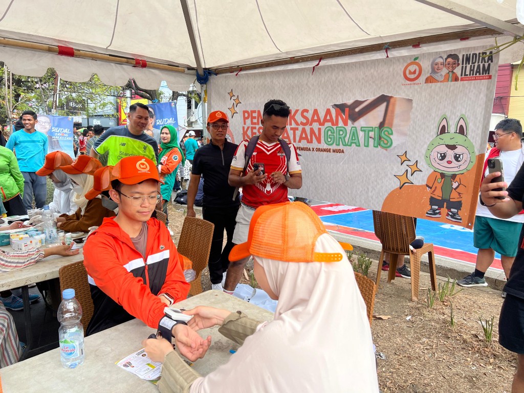 IST
PEMERIKSAAN KESEHATAN--Calon wakil wali kota Makassar, Ilham Ari Fauzi, membuktikan komitmennya terhadap kesehatan masyarakat dengan menggelar program pemeriksaan kesehatan gratis melalui ORANGe CARE di Car Free Day (CFD) Jalan Boulevard, Minggu (22/9)
