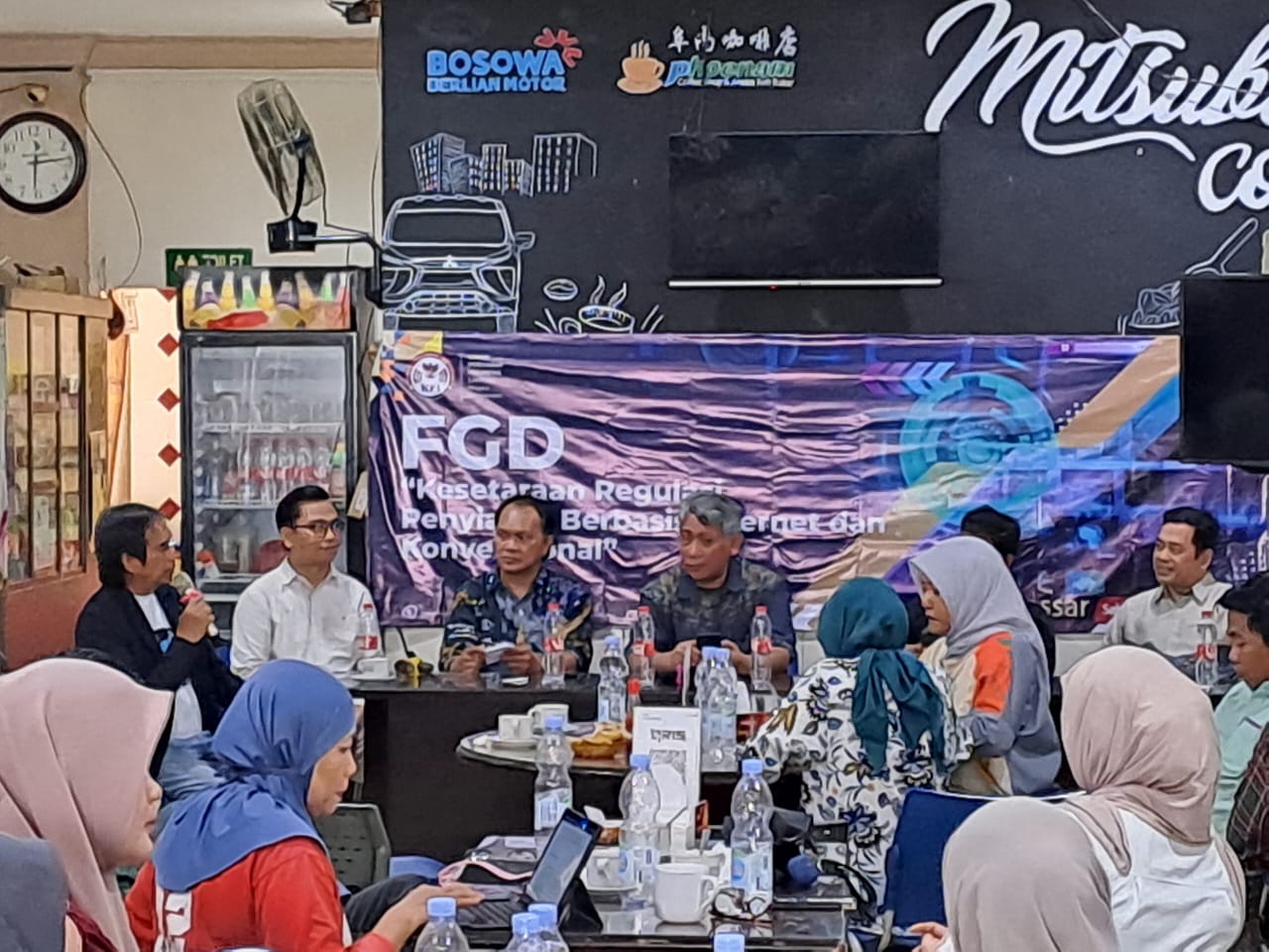 IST
PEMBICARA FGD--Ketua KPI Pusat Ubaidillah menjadi salah satu pembicara pada FGD di Warkop Phoenam, Makassar, Sabtu (21/8)
