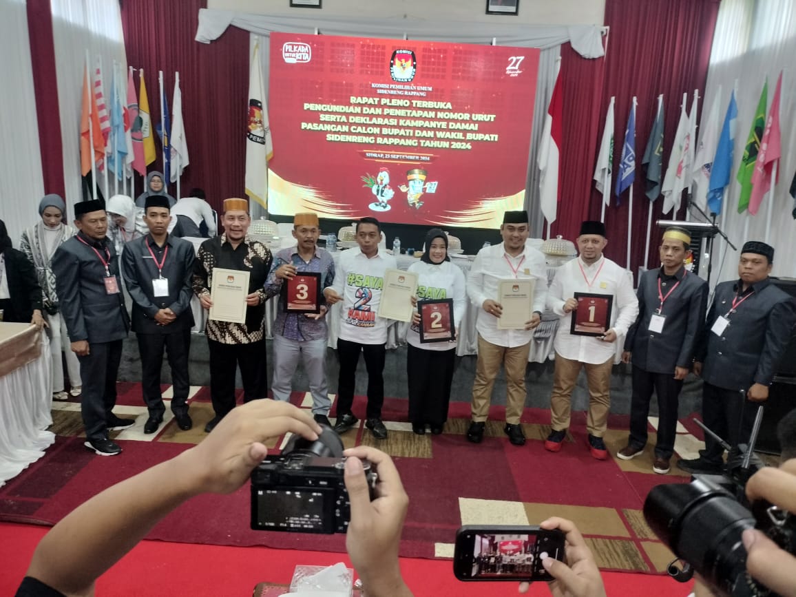 
IST
Tiga pasangan calon bupati Pinrang meraih nomor urut (kanan), sementara tiga calon bupati Sidrap juga memperlihatkan nomor urut    
