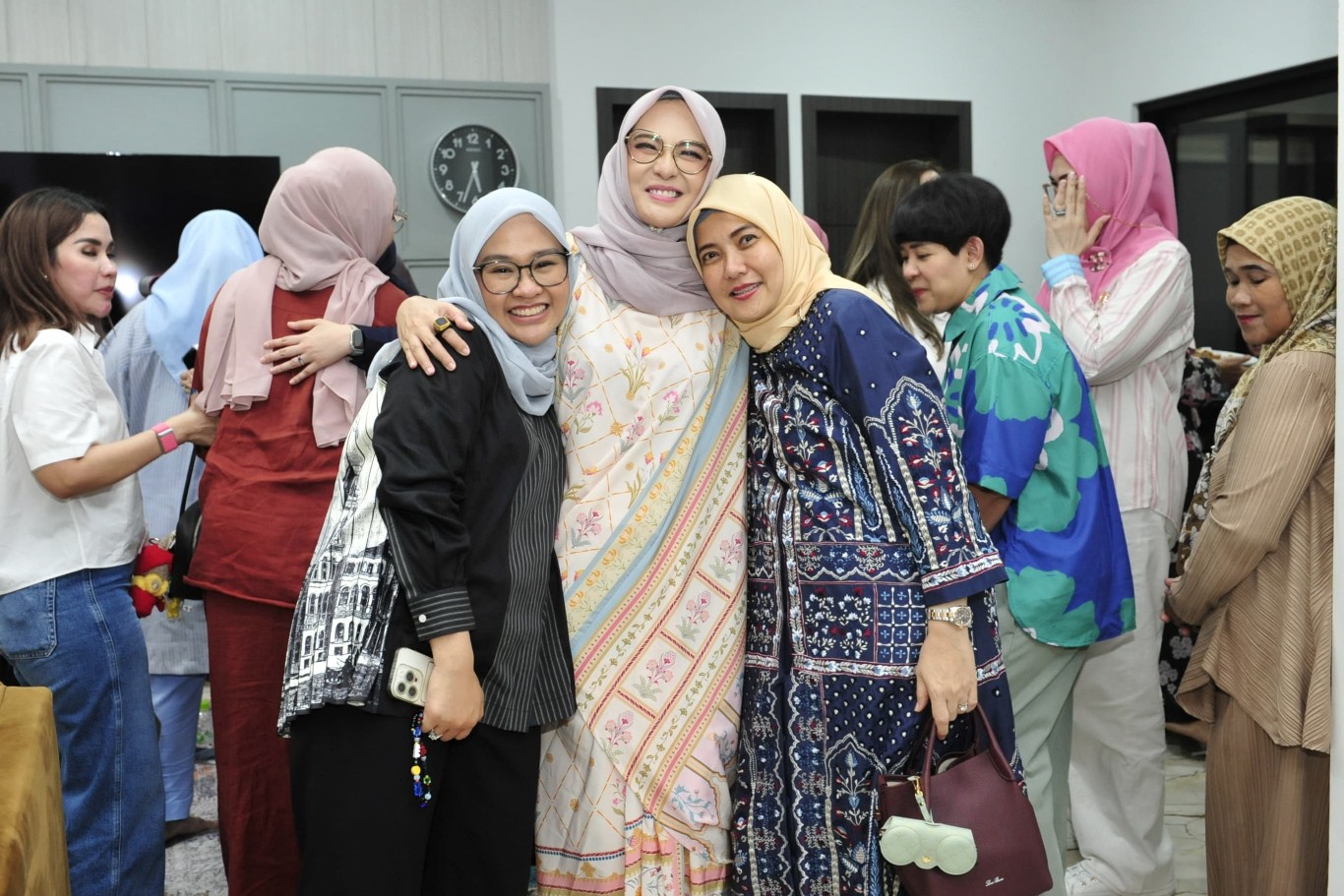 IST
KELUARGA CICU-Politikus Partai Nasdem Andi Rachmatika Dewi berpelukan dengan dua calon wakil wali kota Makassar, masing-masing Aliyah Mustika Ilham dan Rezki Mulfiati Lutfi. Karena pilihan parpol, Cicu harus harus berhadapan dengan kerabatnya di pilwali Makassar, yakni Aliyah Mustika yang didukung oleh koalisi Golkar, Demokrat, Perindo, Hanura, Ummat dan PBB. Nasdem mendukung Rezki. 