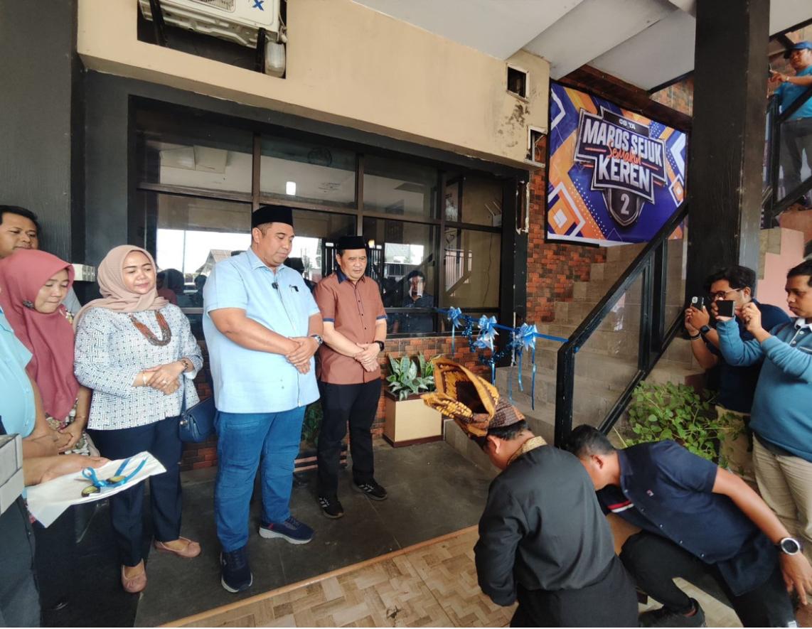 IST
RESMIKAN POSKO--Mengawali kampanye, pasangan calon bupati dan wakil bupati Maros,Chaidir Syam-Muetazim Mansyur meresmikan rumah posko pemenangan mereka
