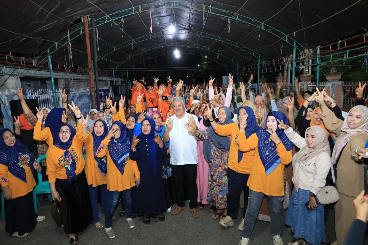 IST
BERSAMA WARGA--Calon bupati Pinrang Andi Irwan Hamid bersama warga Kelurahan Lalang Bata Lingkungan Amassangan, pada kampanye perdananya, Rabu (25/9) malam

