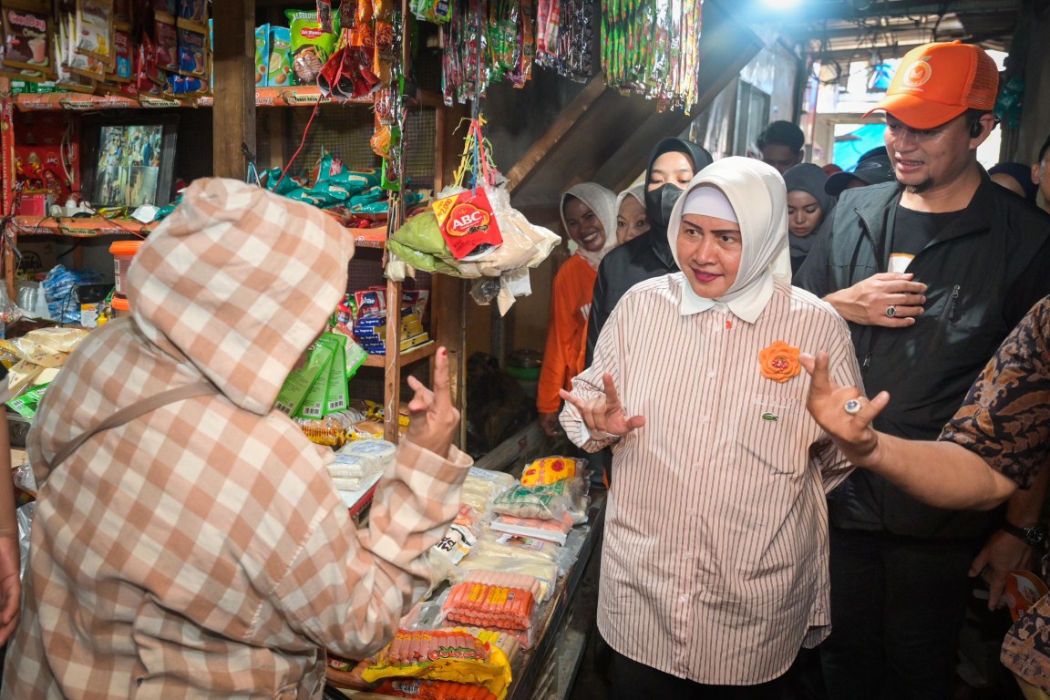 IST
KAMPANYE PERDANA-Calon wali kota Makassar Indira Yusuf Ismail melakukan kampanye perdananya dengan menemui pedagang di Pasar Pa'baeng-baeng. Ia mendengarkan aspirasi dari pedagang, sekaligus mengecek harga kebutuhan pokok masyarakat.  