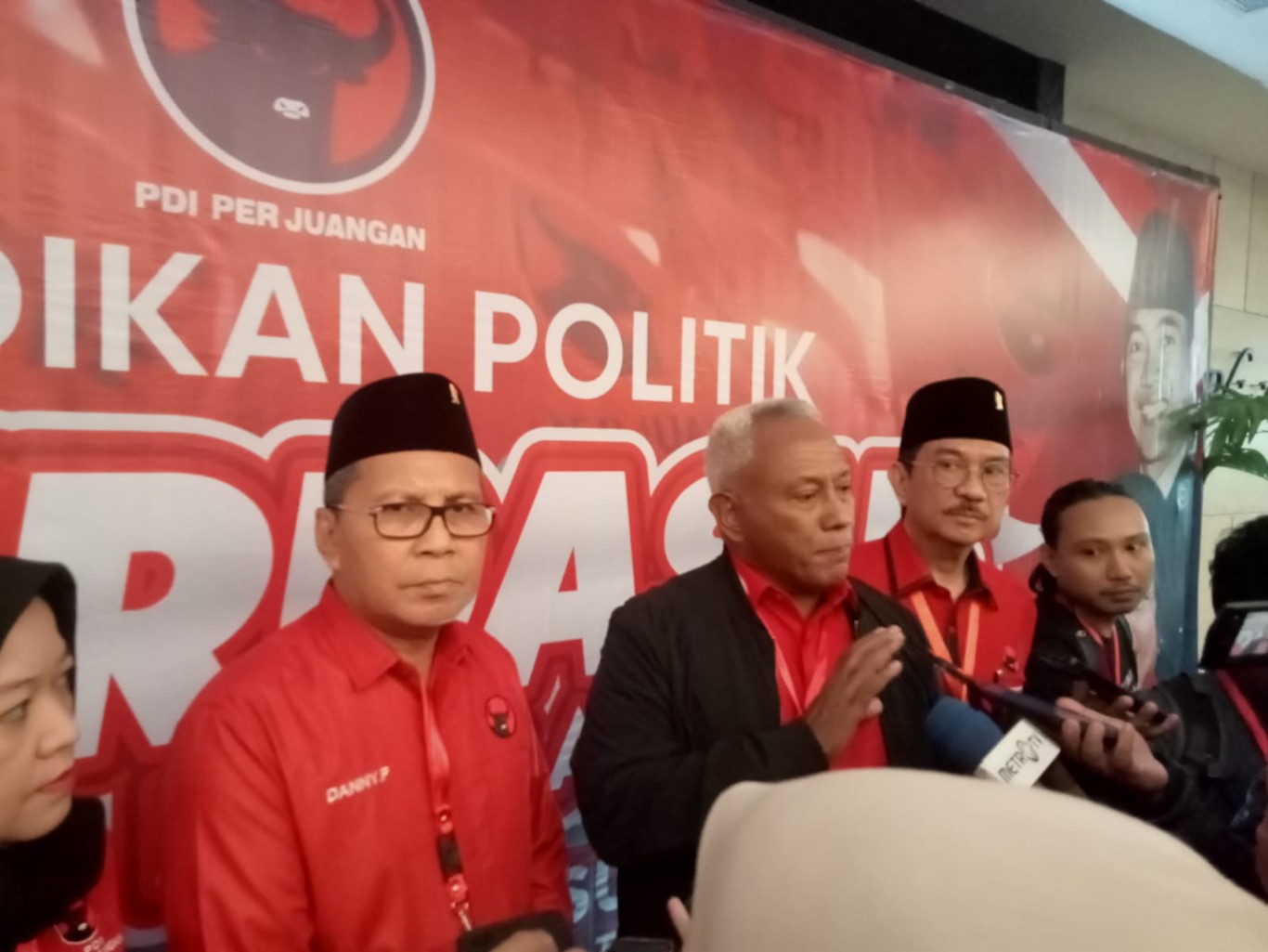 IST
RAKERDASUS-Fungsionaris DPD PDIP Komarudin Watubun bersama cagub Sulsel Moh Ramdhan Pomanto pada Rakerdasus PDIP di Hotel Claro Makassar, Jumat (27/9). Kegiatan ini dihadiri para calon kepala daerah di Sulsel yang diusung PDIP. 
