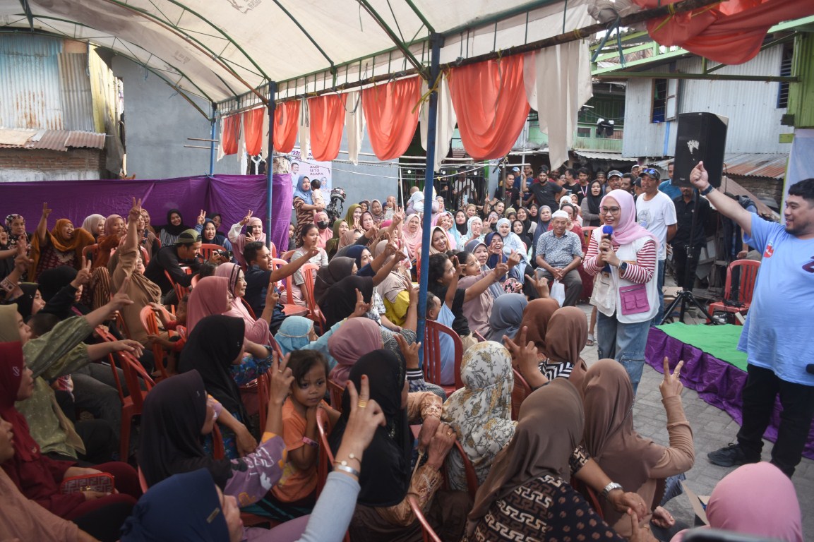IST
MENYAPA WARGA--Calon wakil wali kota Makassar Rezki Mulfiati Lutfi menyapa warga ketika hadir di Kelurahan Parangloe, Kecamatan Tamalanrea, Kamis (26/9)
