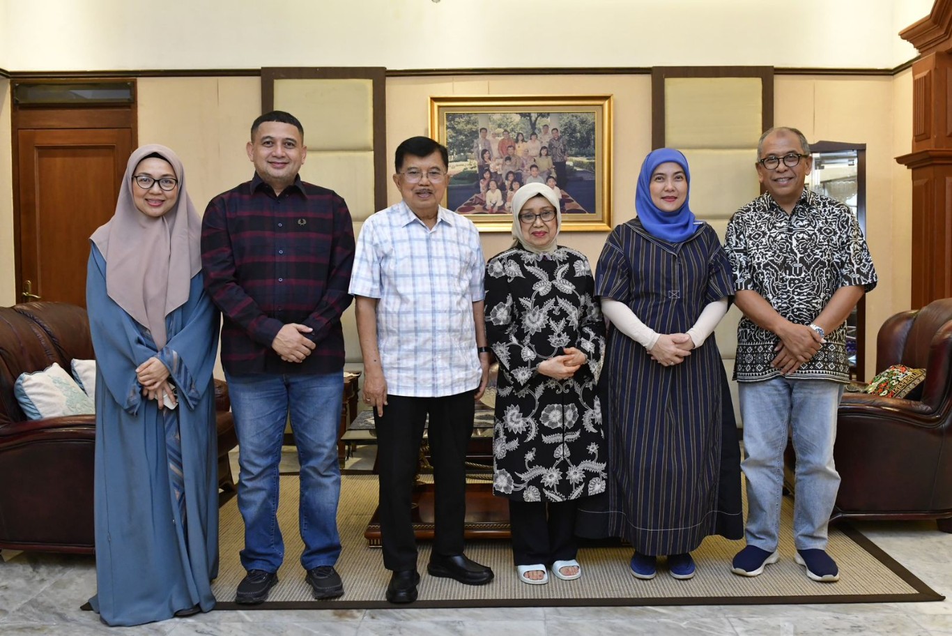 IST
TERIMA KUNJUNGAN -- Jusuf Kalla bersama istri menerima kunjungan bakal pasangan calon wali kota dan wakil wali kota Makassar Munafri Arifuddin-Aliyah Mustika Ilham. 
