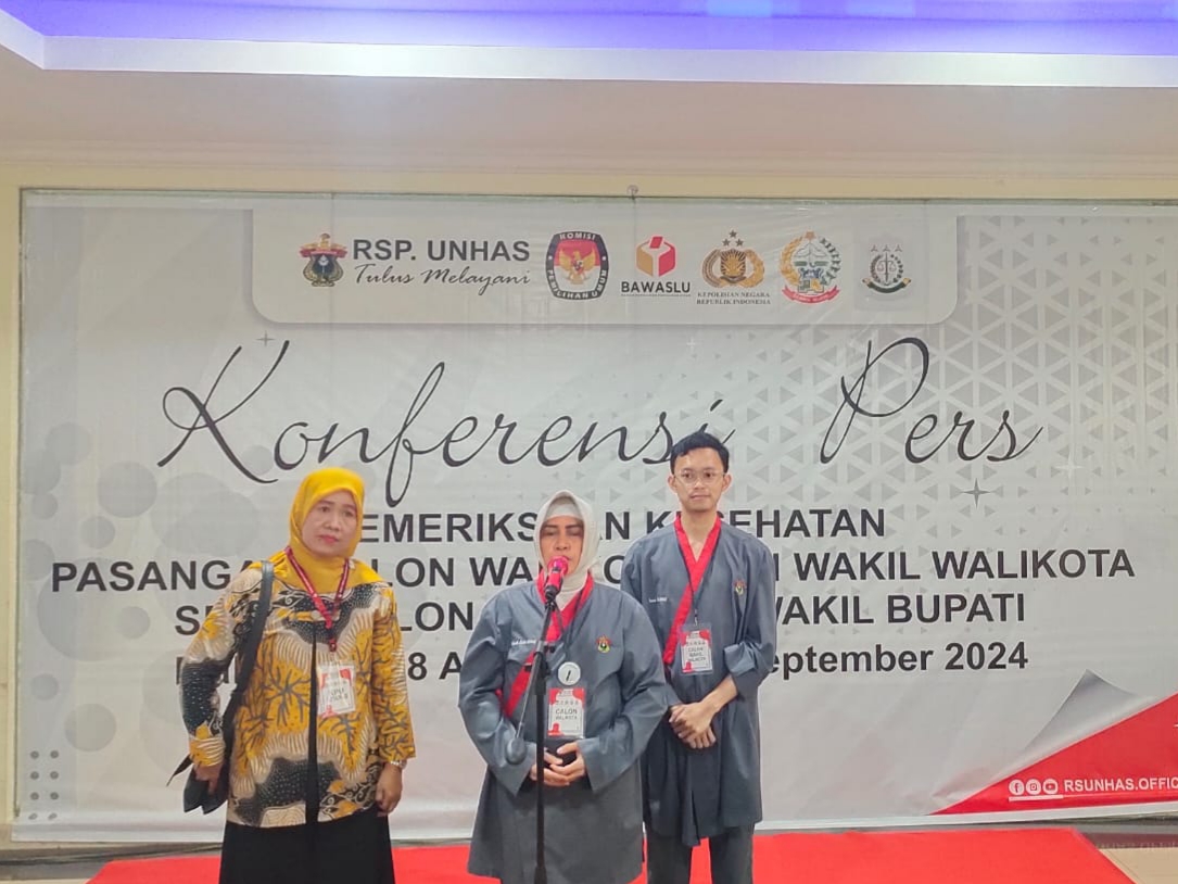 IST BERI KETRANGAN--Bakal pasangan calon wali kota dan wakil wali kota Makassar Indira Yusuf Ismail - Ilham Ari fauzi memberikan keterangan disela-sela menjalani tes kesehatan di RS Wahidin Makassar, Senin (2/9)