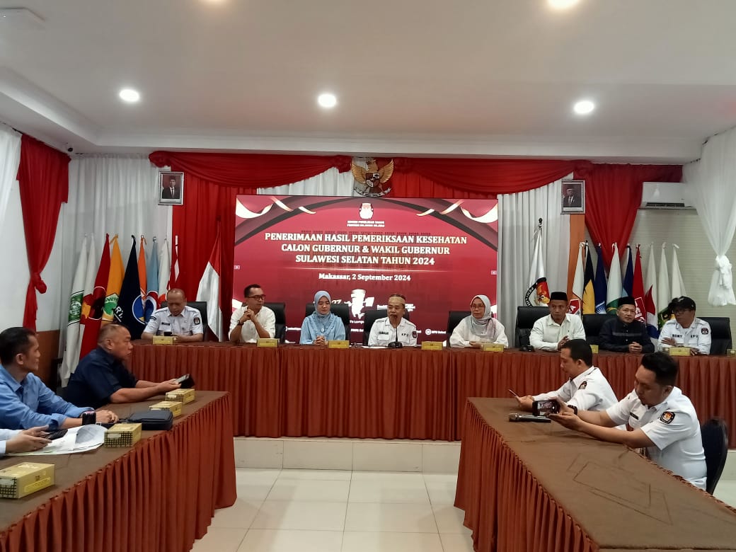 IST TERIMA HASIL TES--Ketua KPU Sulsel beserta jajarannya menerima hasil tes kesehatan untuk dua pasangan calon gubernur dan wakil gubernur Sulawesi Selatan yakni Mohammad Ramdhan Pomanto - Azhar Arsyad dan pasangan Andi Sudirman Sulaiman - Fatmawati Rusdi