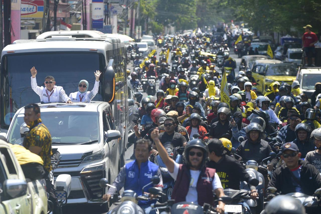 IST DIKAWAL PENDUKUNG--Bakal pasangan calon wali kota dan wakil wali kota Makassar Munafri Arifuddin - Aliyah Mustika Ilham dikawal pendukungnya ketika akan mendaftar di KPU Makassar 