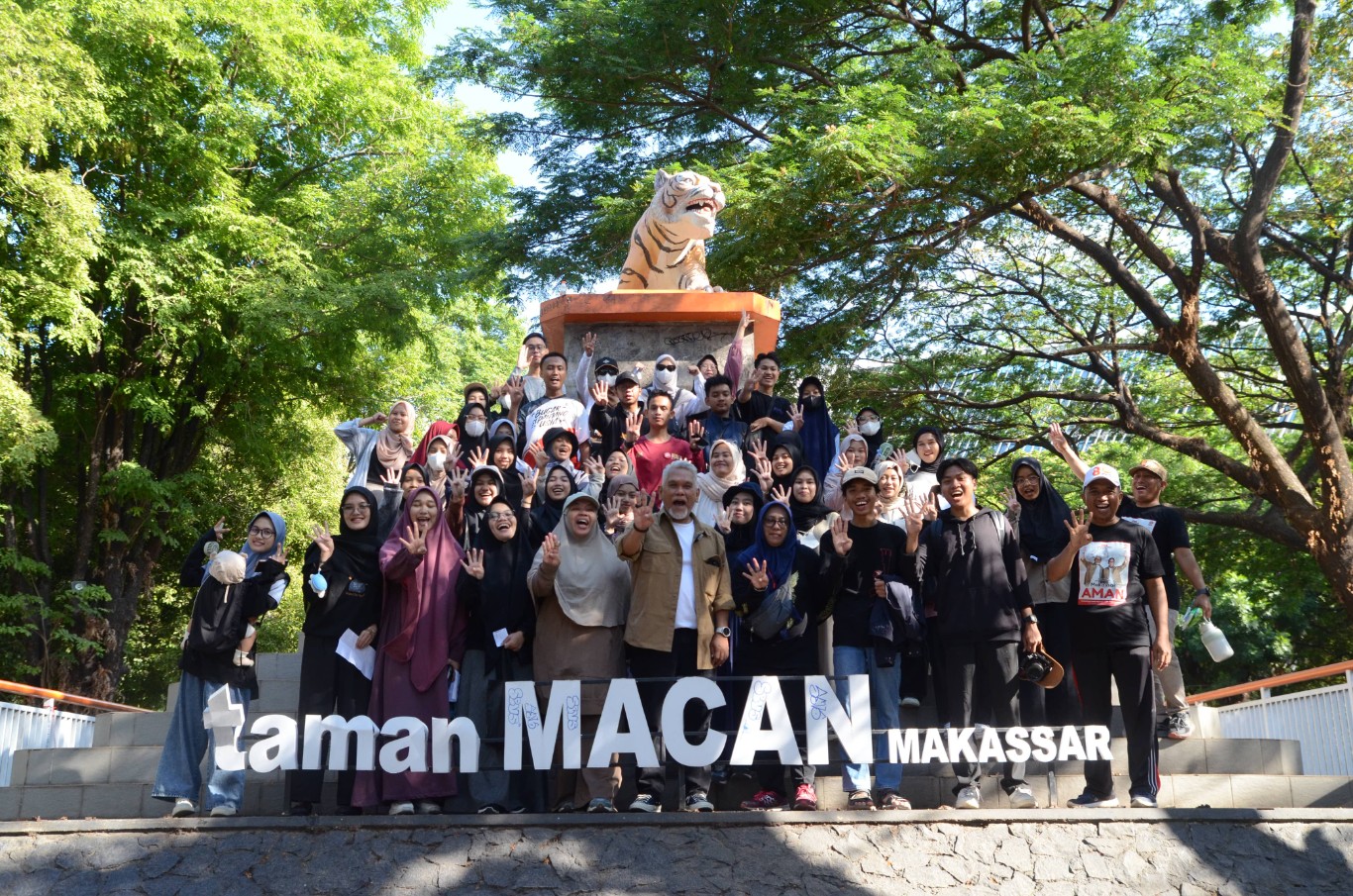 IST
BERSAMA MILENIAL--Bakal calon wali kota Makassar Amri Arsyid bersama puluhan milenial ditaman macan Makassar 
