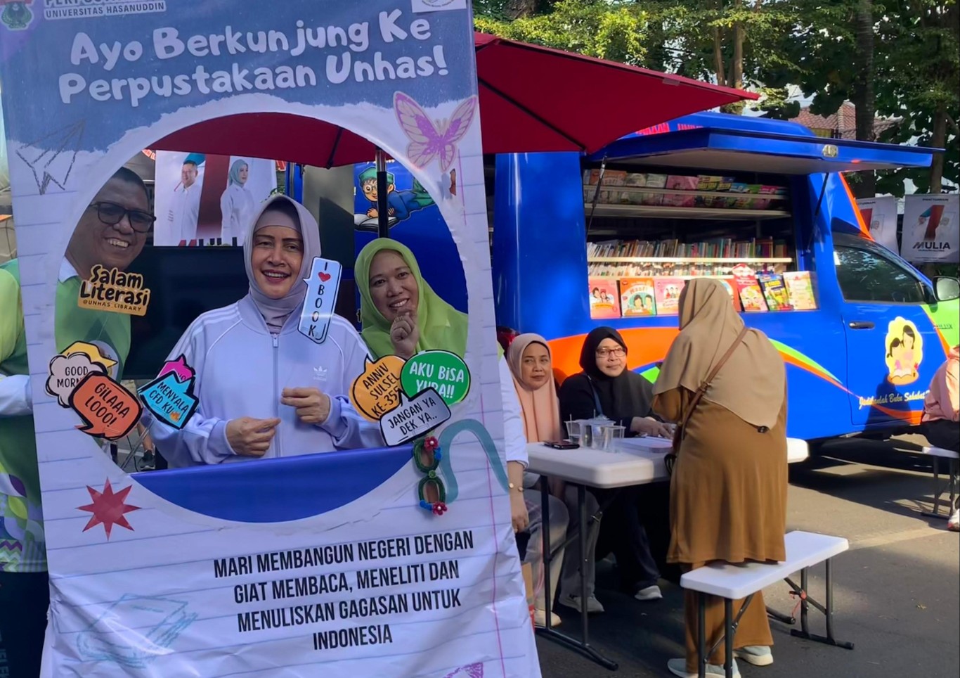 IST
TUNJUKKAN KOMITMEN--Calon wali kota Makassar, Indira Yusuf Ismail, menunjukkan komitmennya terhadap kesehatan masyarakat dengan mendatangi area Car Free Day (CFD) di Jalan Jenderal Sudirman, Minggu (29/9) pagi.