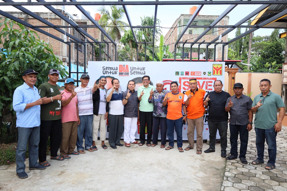 IST
DUKUNGAN-Cawagub Azhar Arsyad bersama Wabup Sidrap periode 2018-2023 Mahmud Yusuf dan pendukung lainnya di kediamannya MY Jalan Ganggawa, Sidrap, Minggu pagi (29/9). 