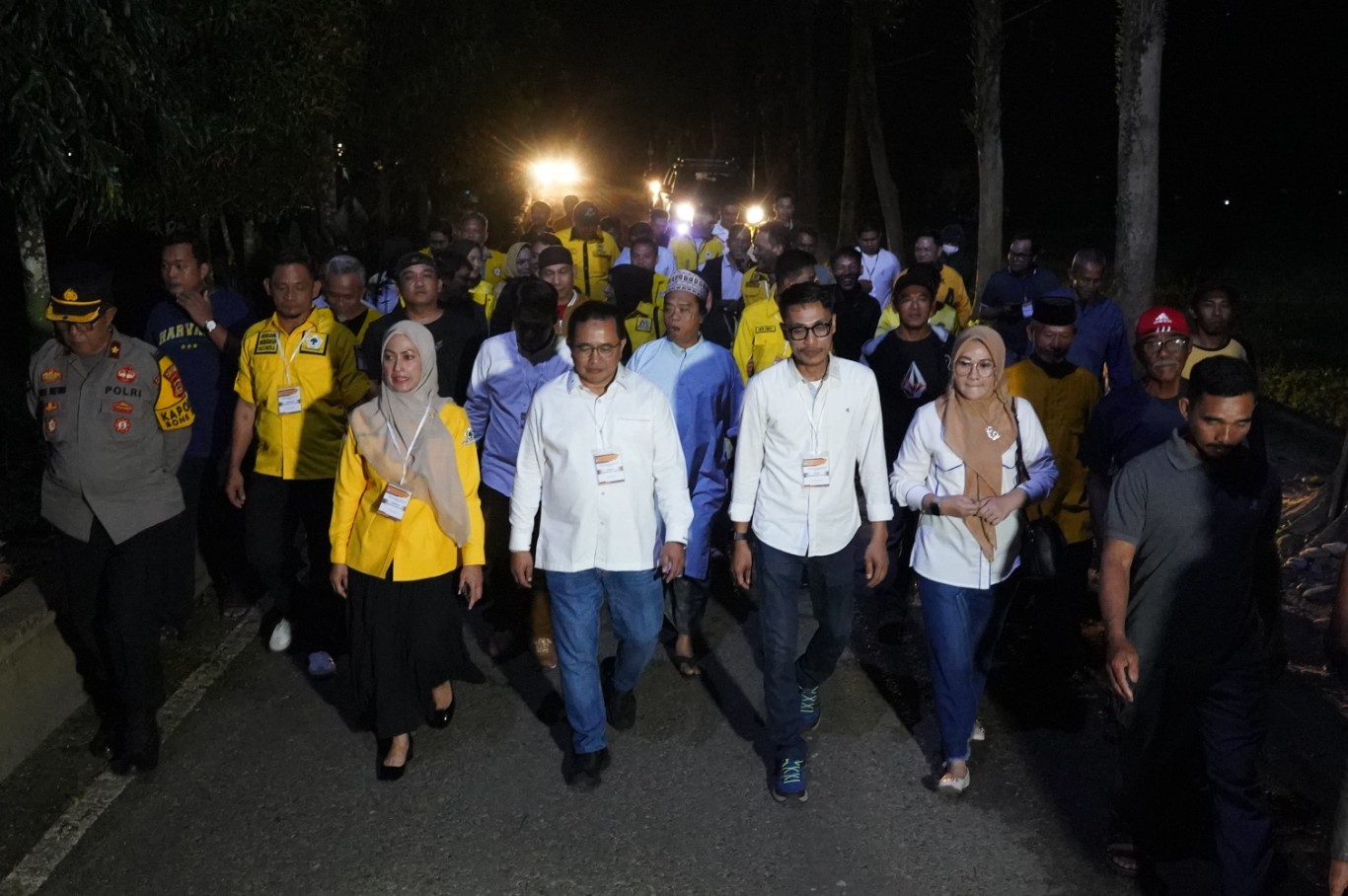 IST BERJALAN KAKI--Politisi Partai Golkar Muhammad Fauzi didampingi pengurus partai pengusung menuju kantor KPU Luwu Utara untuk mendaftar sebagai calon bupati dengan berjalan kaki 