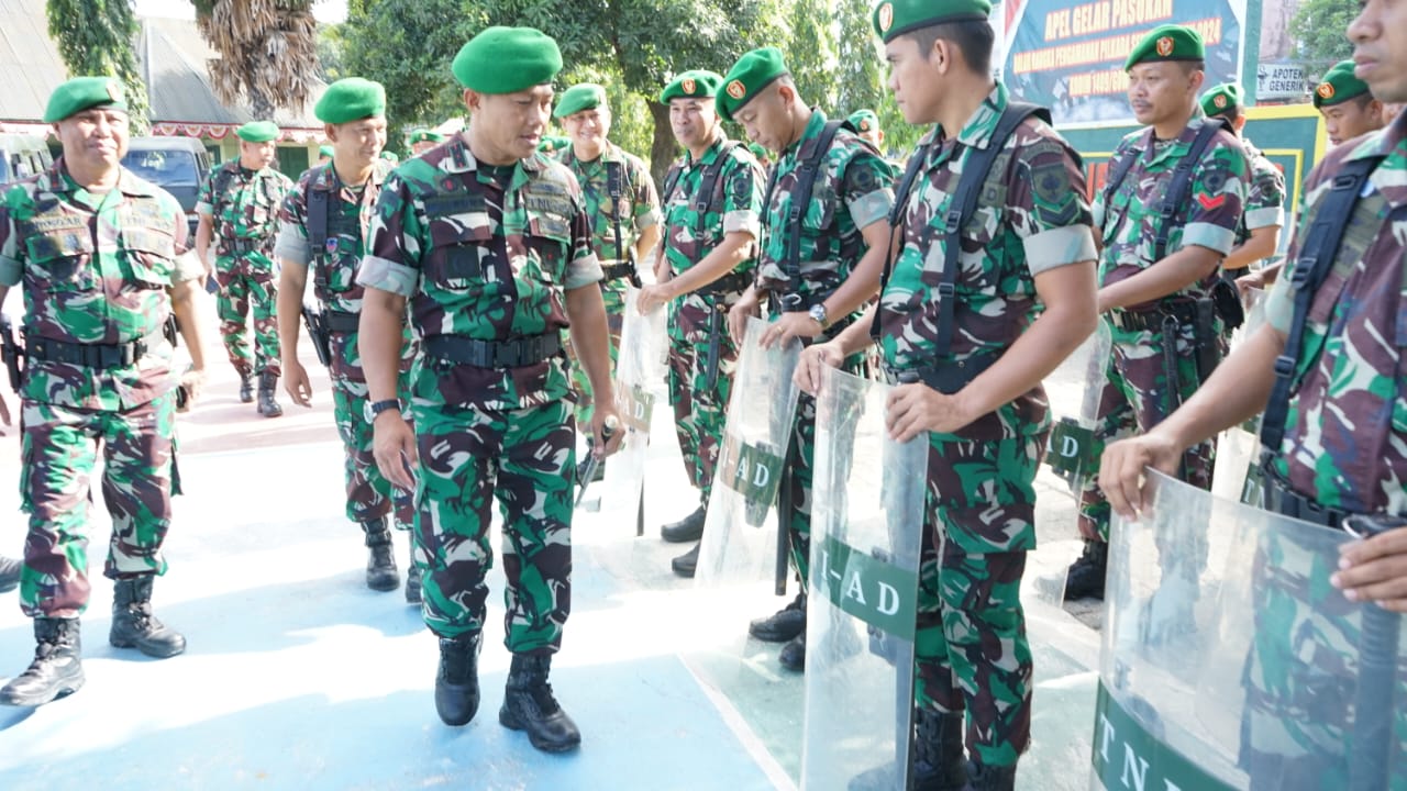 BKM/IST
APEL PASUKAN--Ratusan prajurit TNI Kodim Gowa mengikuti apel gelar pasukan dipimpin Dandim 1409 Gowa Letkol Inf Muh Isnaeni Natsir (kanan) serta Dandim 1426 Takalar Letkol Kav Nanang Sujatmiko
