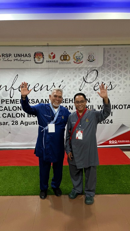 IST
TES KESEHATAN--Bakal pasangan calon wali kota dan wakil wali kota Makassar  Amri Arsyid - Rahman Bando mengikuti tes kesehatan di RS Universitas Hasanuddin, Senin (2/9)
