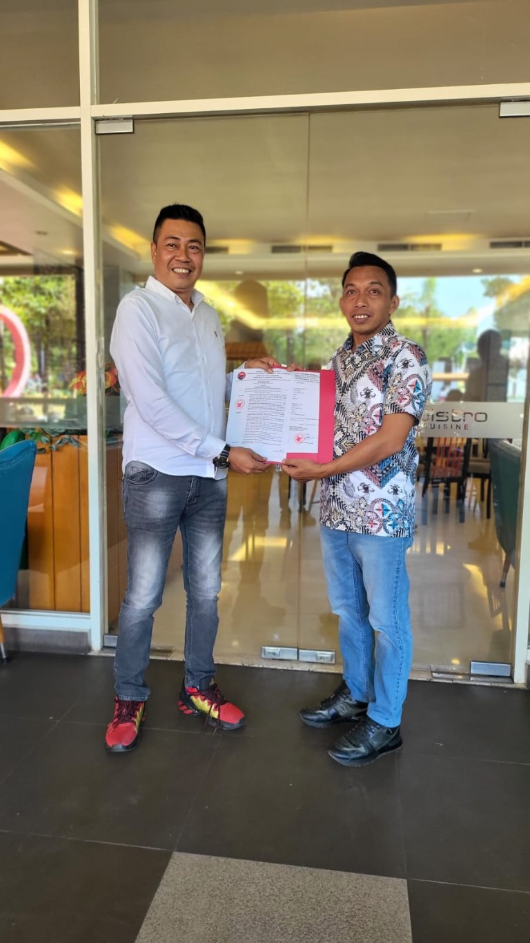 IST
MENYERAHKAN REKOMENDASI--Sekretaris DPC PDIP Sidrap Suckhar Syandhi Hamid menyerahkan rekomendasi partainya ke bakal claon bupati Sidrap Syaharuddin Alrif, Senin (2/9)
