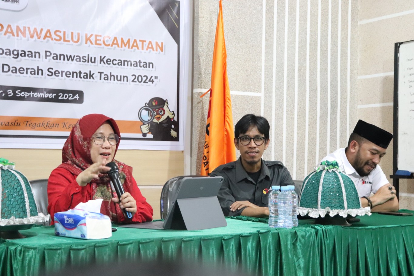 IST
BERI MASUKAN--Ketua Bawaslu Sulsel Mardiana Rusli memberikan masukan dalam rapat koordinasi dengan Panwaslu kecamatan yang digelar Bawaslu Luwu Timur, Selasa (3/9)
