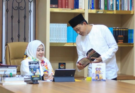 IST
SILATURAHMI--Erna Rasyid Taufan silaturahmi ke rumah Rahmat Syamsu Alam usai pelantikan istri Rahmat sebagai anggota DPRD Parepare
