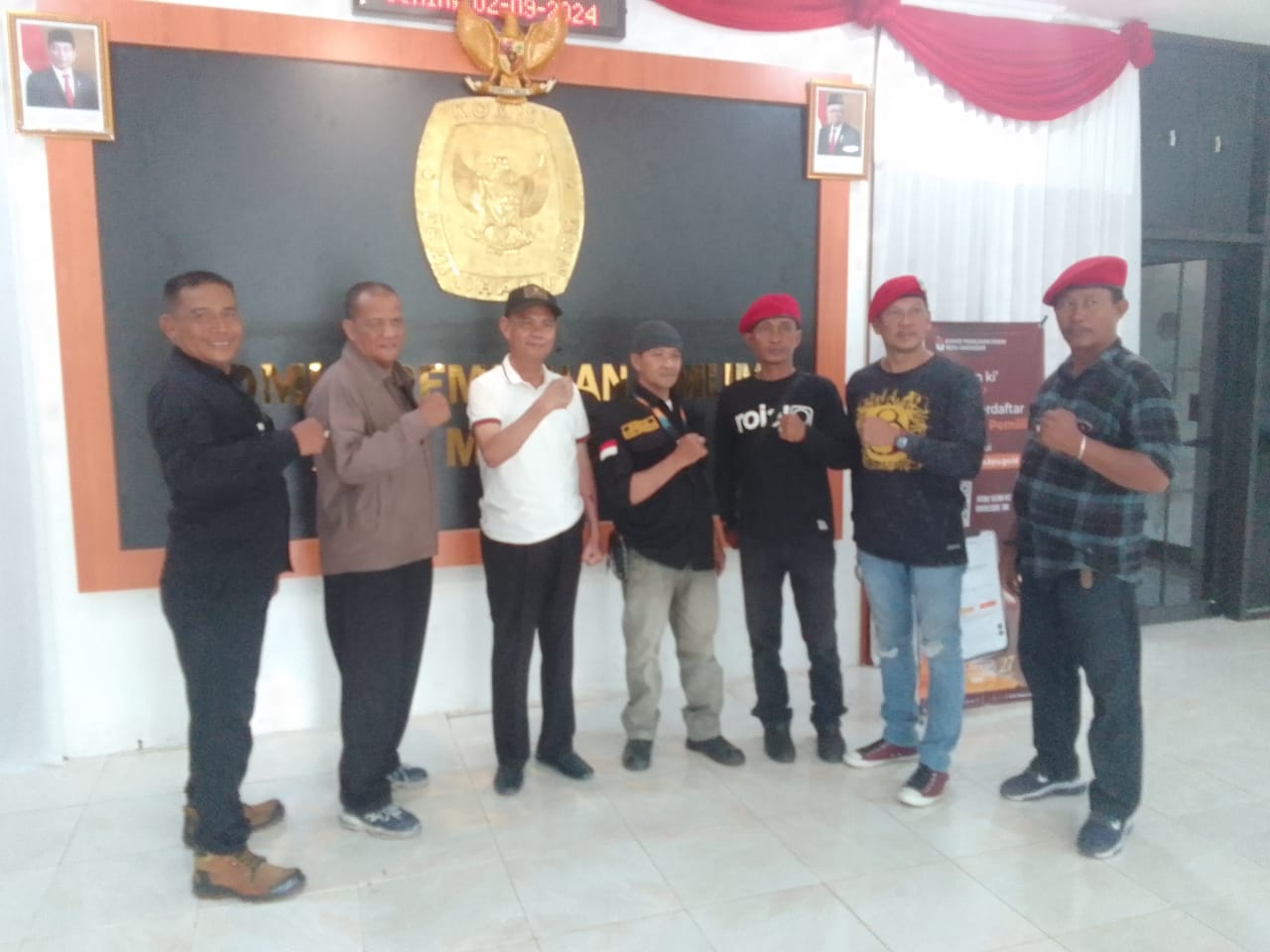 IST
MENYAMPAIKAN ASPIRASI--Politisi PAN H Busrah Abdullah menyampaikan aspirasinya di kantor KPU Provinsi Sulsel 
