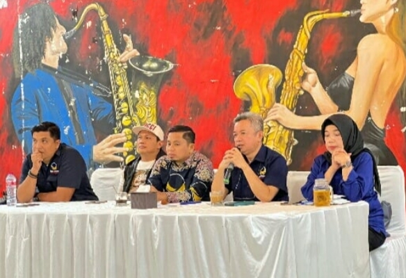 IST
DIAPIT--Bakal calon wali kota Parepare Tasming Hamid, diapit oleh sekretaris DPD Yasser Latief, serta anggota DPRD Suyuti 
