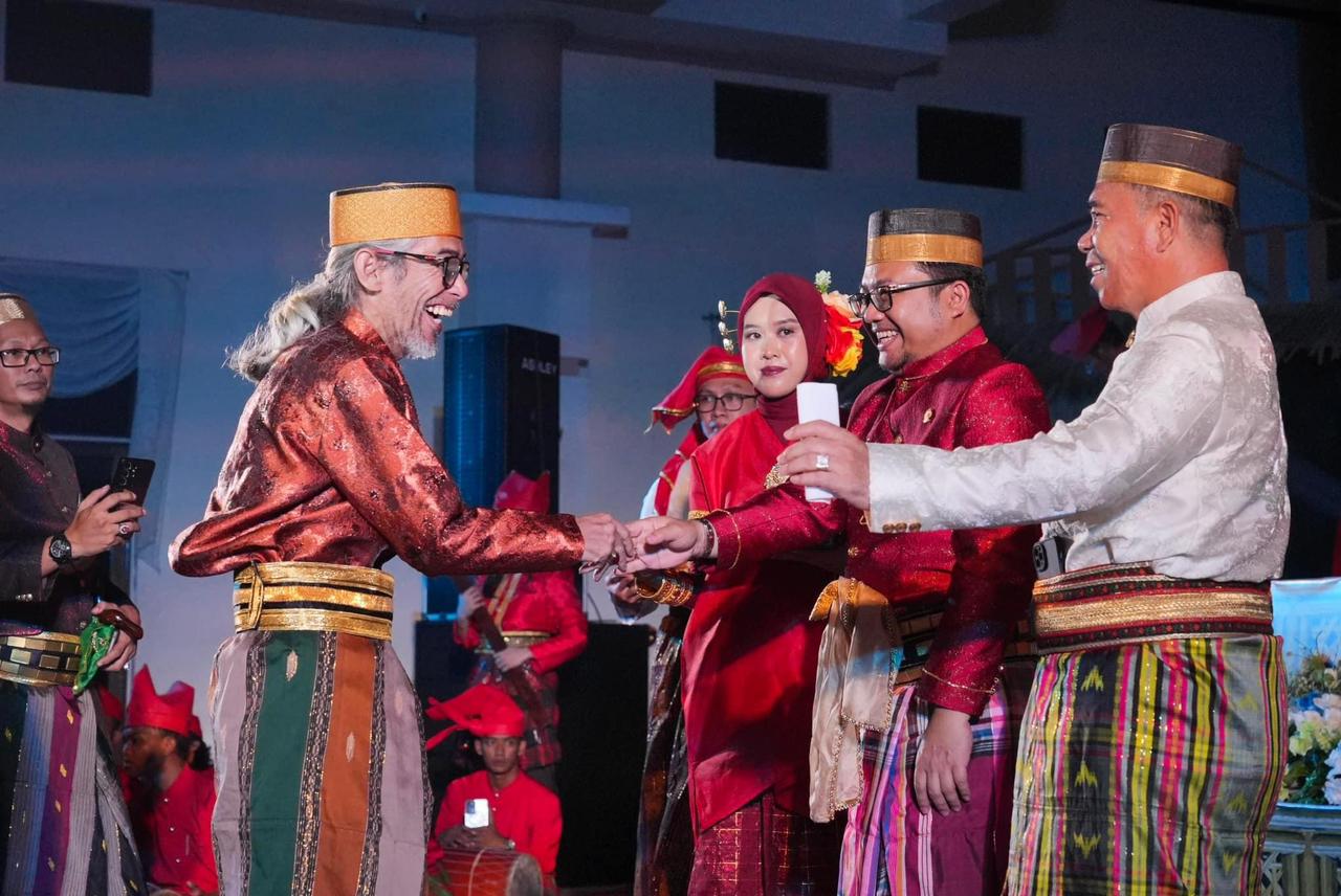 BKM/SAR
SILATURAHMI--Bakal pasangan calon bupati dan wakil bupati Husniah Talenrang dan Darmawangsyah Muin bersilaturahmi ke Wakil Bupati Gowa Abdul Rauf Malaganni Karaeng Kio (kakan). Gelar anugerah lestari budaya lembaga adat Anrong Guru Taeng dan Milad ke-6 Pertabalan Anrong Guru Taeng 2024 di Gedung Haji Bate, Sungguminasa, Rabu (4/9) malam. 

